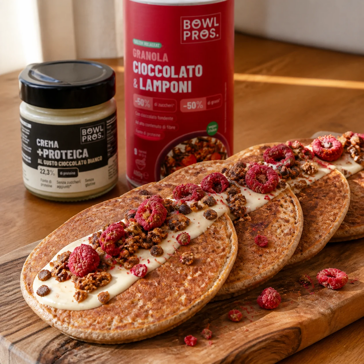 Pancake con Crema Proteica al Cioccolato Bianco e Granola ai Lamponi