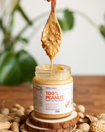 La Crema 100% arachidi crunchy è un burro d'arachidi crunchy con una consistenza croccante e tante proteine