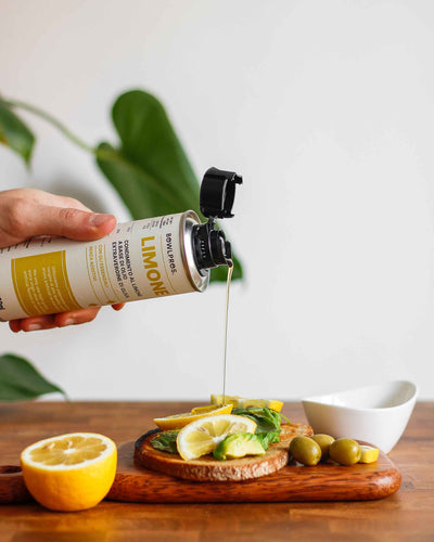 Olio extra vergine di oliva aromatizzato al gusto limone conferisce vivacità e freschezza ai tuoi piatti