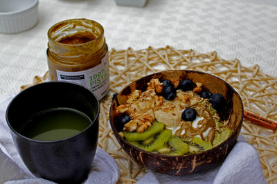 Matcha Porridge Bowl con crema di pistacchi e frutta fresca