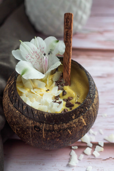 Piña colada bowl con scaglie di cocco e cacao nibs