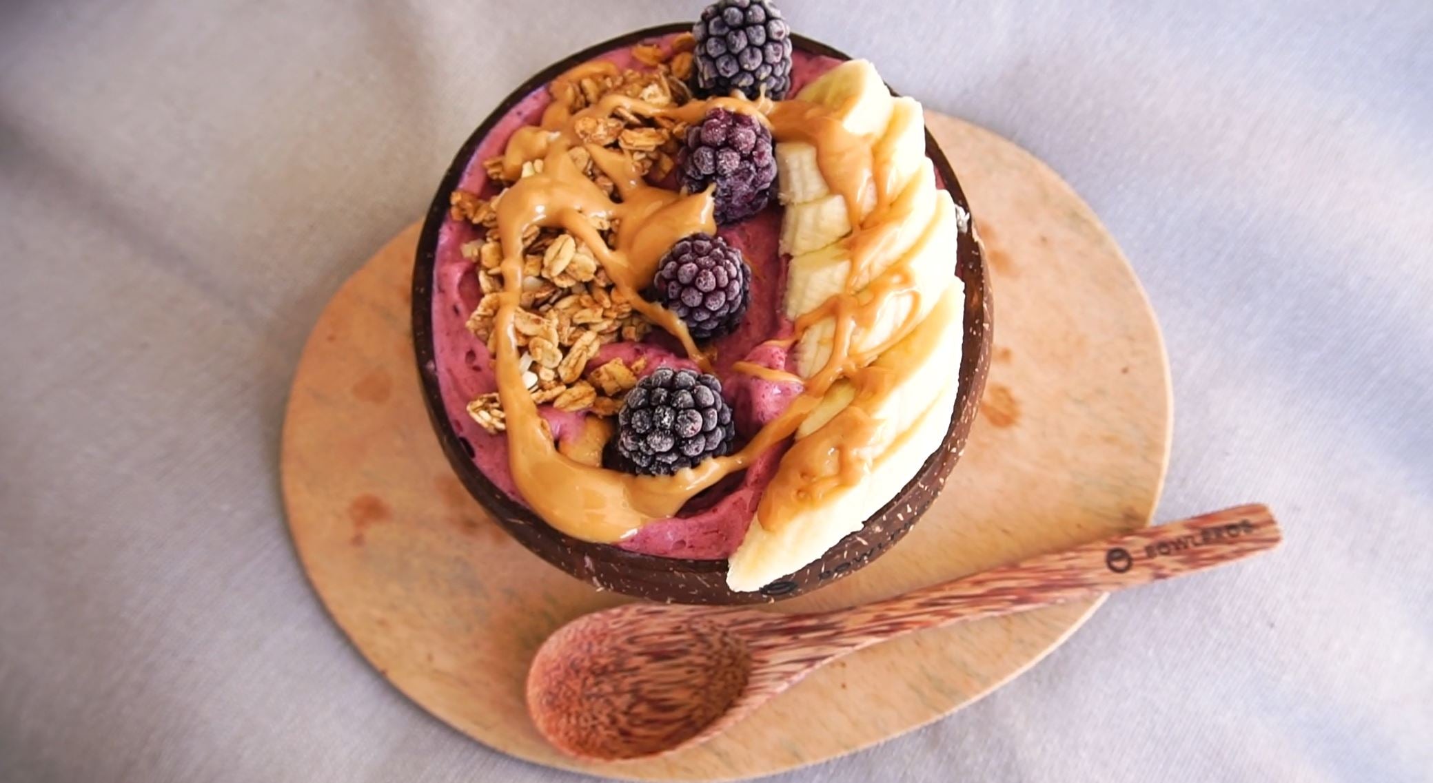 Smoothie Bowl con more, granola e burro di arachidi