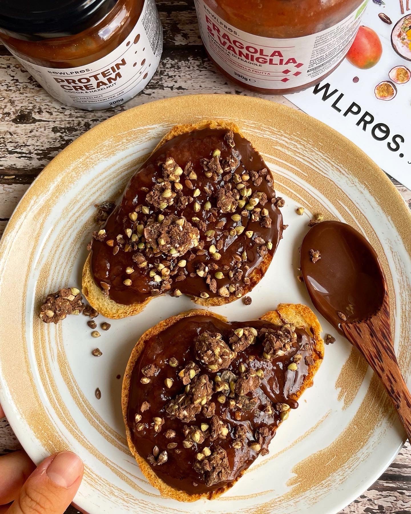 Toast proteico al Cacao e Composta di Fragola e Vaniglia