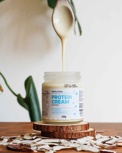 La nuova crema proteica al cocco di Bowlpros, con il 40% di cocco e con il 40% di proteine per barattolo