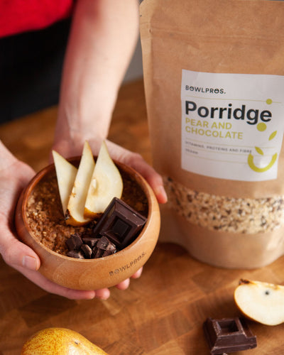 Prepara una colazione sana con il Porridge pera & cioccolato, vegano e senza zuccheri aggiunti