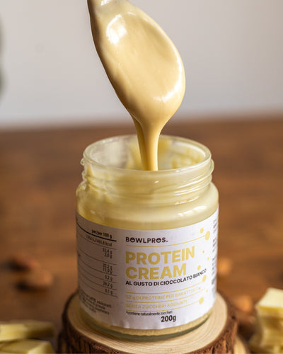 Crema Proteica al gusto Cioccolato Bianco con +20% di proteine e perfetta da far colare su yogurt bowl