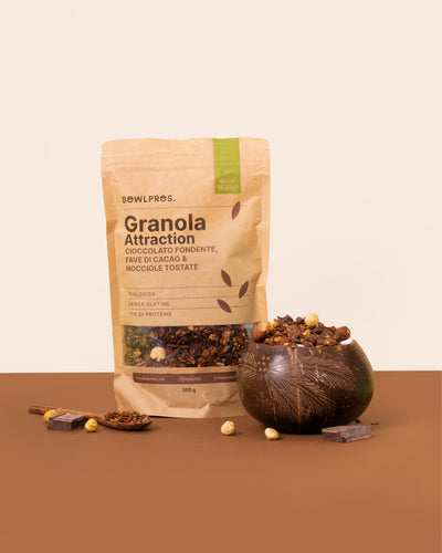 Granola Granola Biologica Attraction - Cioccolato Fondente, Fave di Cacao & Nocciole Tostate dal gusto unico: dolce, croccante e delicato.