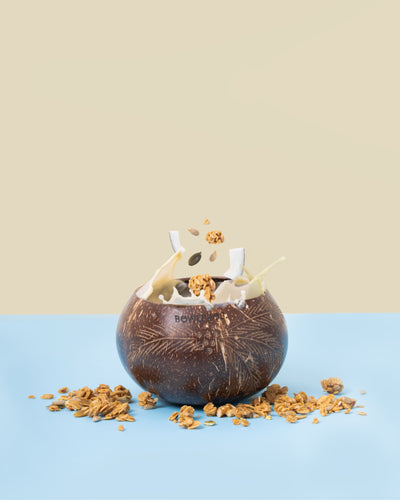 Granola cocco croccante e semi con una base croccante di avena e chips di cocco da usare come preferisci: su yogurt bowl, con latte o come topping croccante e gustoso