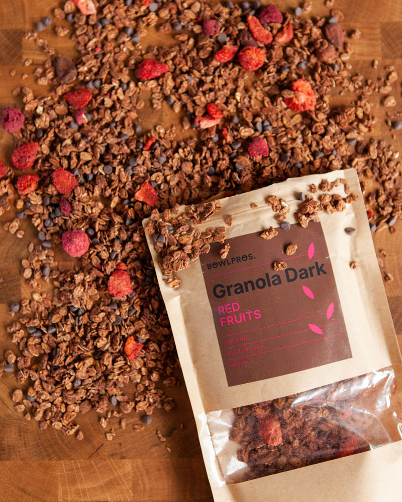 Con la nuova granola dark ai frutti rossi potrai creare infinite ricette dolci ideali per i tuoi spuntini e colazioni