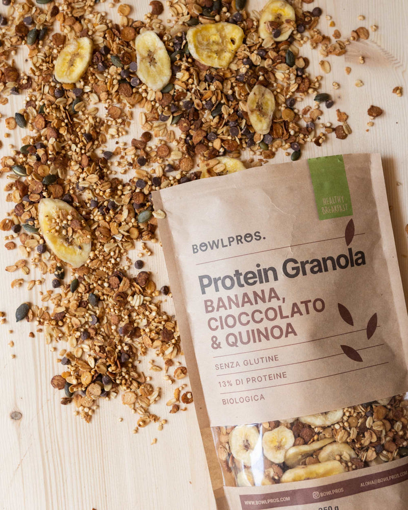 La nuova Granola Proteica Banana, Cioccolato & Quinoa con il 13% di proteine, perfetta un uno spuntino pre e post workout.