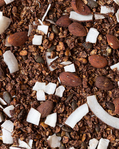 Solo materie di prima scelta creano la nuova Granola Proteica Cocco, Cacao & Mandorle.