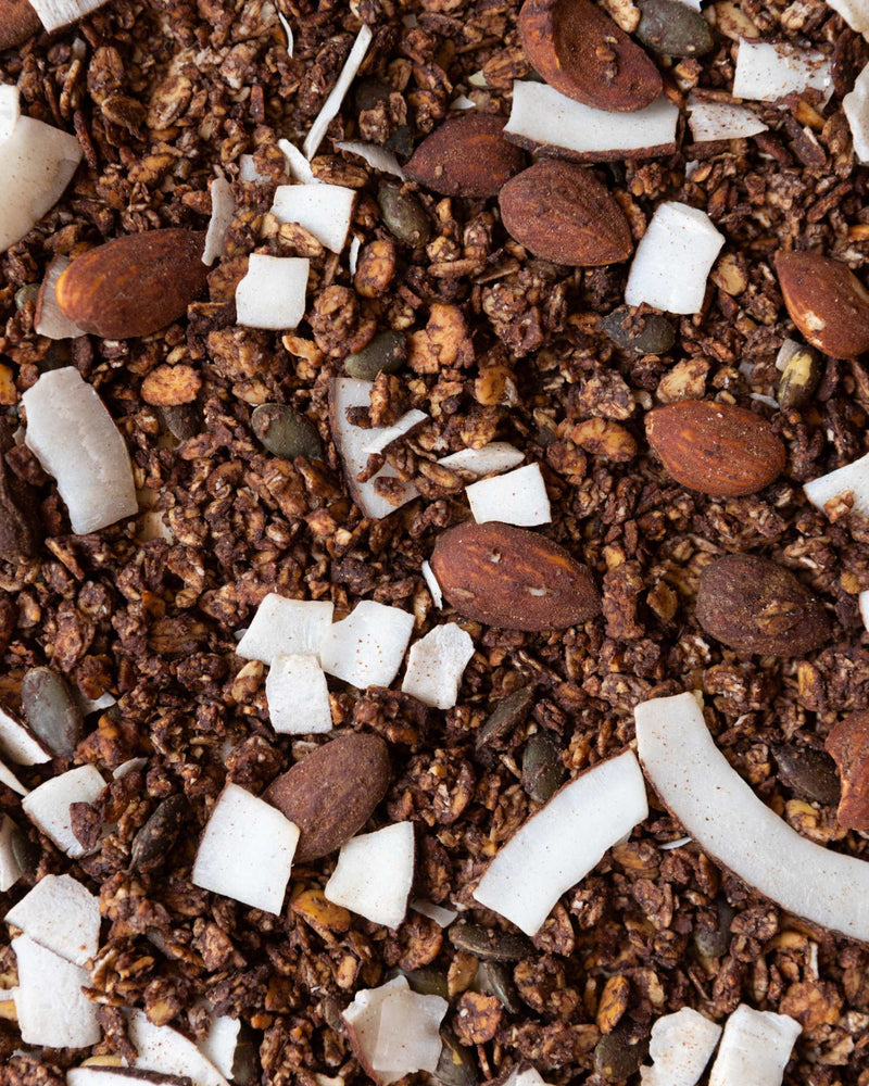 Solo materie di prima scelta creano la nuova Granola Proteica Cocco, Cacao & Mandorle.