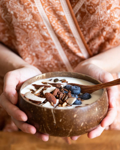 Scopri il tuo nuovo spuntino preferito con la nuova Granola Proteica Cocco, Cacao & Mandorle.