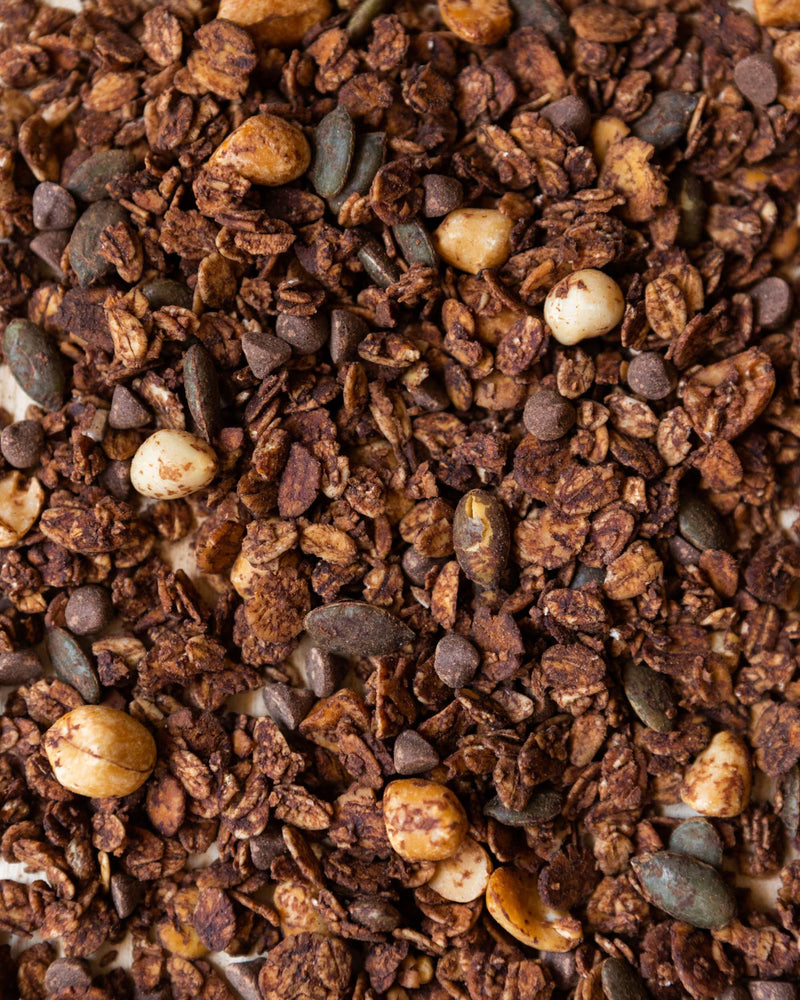 Solo materie prime selezionate compongono la nuova Granola Proteica Arachidi & Cioccolato Fondente.