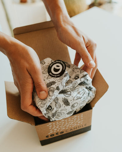 Packaging Bowlpros completamente sostenibile della nostra candela all'aroma naturale di Muschio e Ambra
