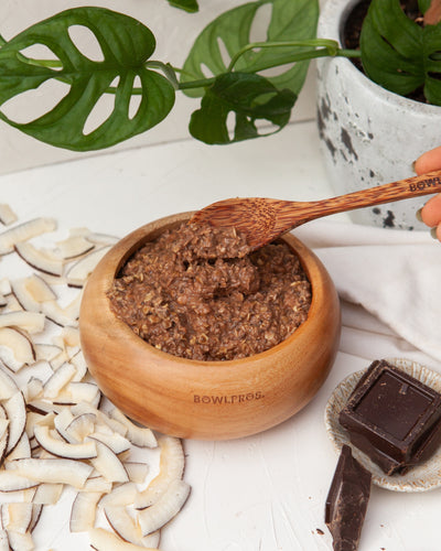 La dolcezza del cocco unita al cioccolato fondente in un porridge proteico pieno di proteine e con pochi zuccheri