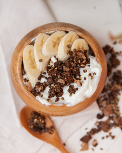 Per uno spuntino proteico o una merenda post workout aggiungi la granola cacao, cocco e mandorle