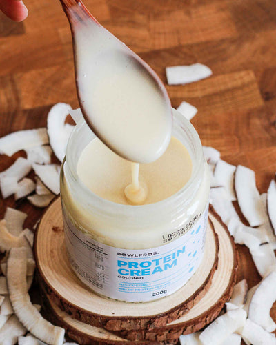 Cremosa e spalmabile, non ti resta che provare la nuova crema proteica al cocco di Bowlpros per un boot di energia e gusto