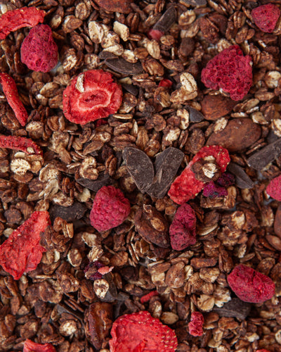 Ti consigliamo di aggiungere uno o due cucchiai di granola dark ai frutti rossi  su yogurt, porridge o gelato