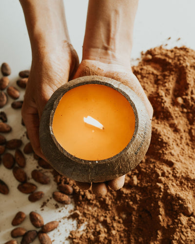 La Coco Candle al Cacao è la candela profumata perfetta per un'atmosfera natalizia calda ed accogliente
