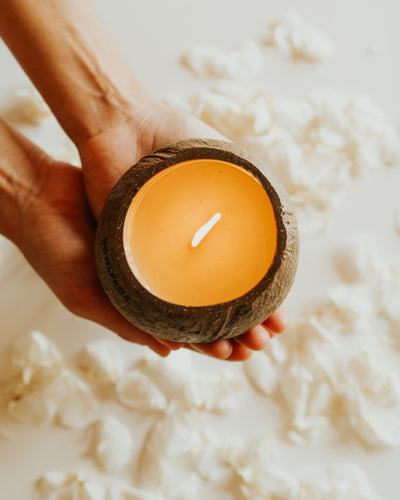 La  Coco Candle Gelsomino è una candela profumata che puoi usare come regalo o come accessorio tropicale per la tua casa