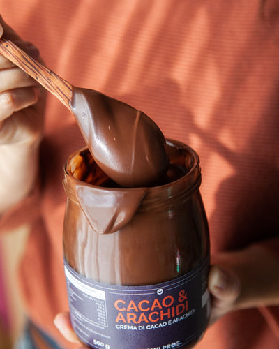 Con la crema Cacao e Arachidi avrai una crema dolce con ingredienti sani e senza additivi e olii aggiunti