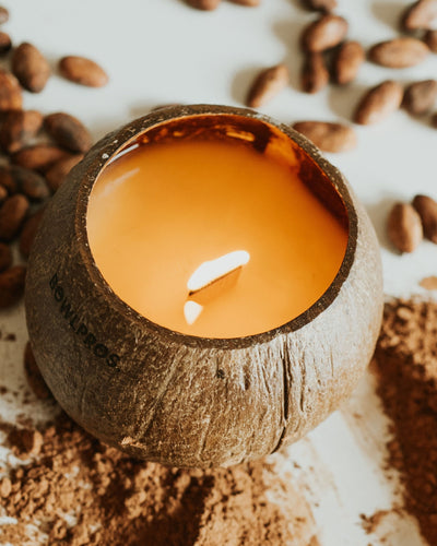 La Coco Candle al Cacao è una candela che da accesa emana un dolcissimo aroma di cacao ed è un 'ottima idea regalo per chi ama le candele decorative