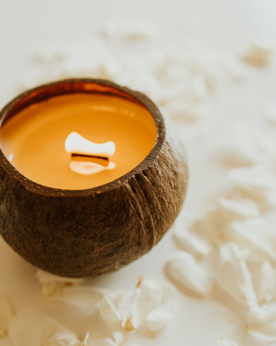 La Coco Candle Gelsomino ha più di 40 ore di durata, stoppino in legno e cera di soia