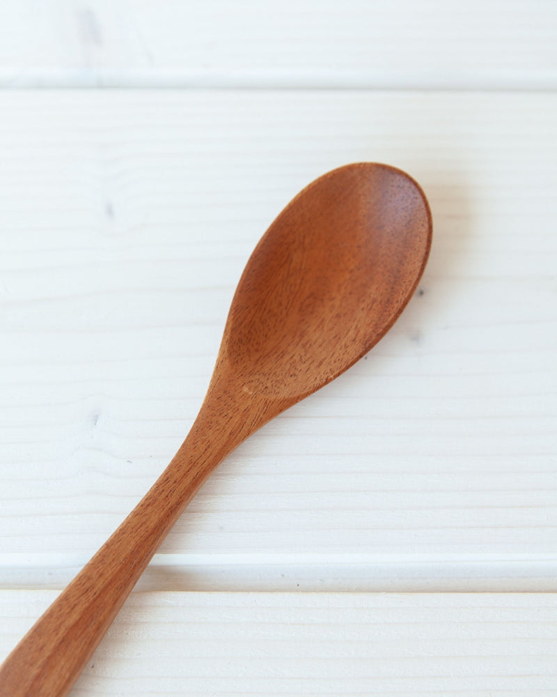 Dettaglio su cucchiaio in legno di Mogano
