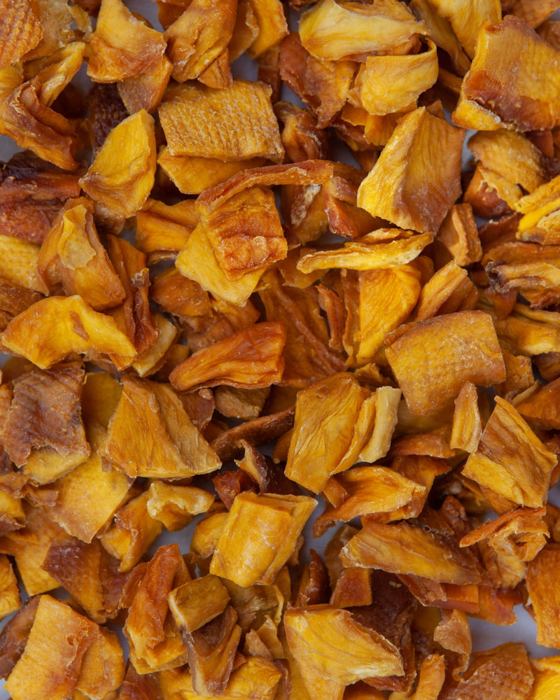 Il mango disidratato è uno snack dolce perfetto per un aperitivo o una merenda in compagnia