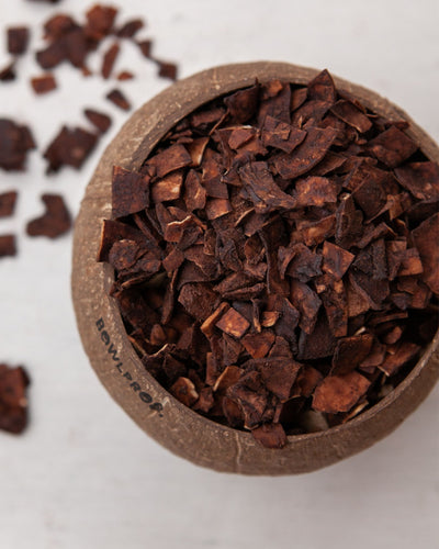 Le chips di cocco al cacao saranno uno spuntino al cioccolato perfetto per  una merenda in compagnia