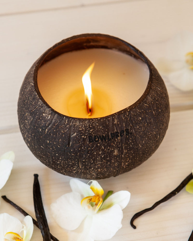 Tra le migliori candele profumate non può mancare la candela alla vaniglia di Bowlpros. Aroma unico, più di 40 ore di durata e stoppino in legno