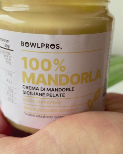 Se cerchi un burro di Mandorle siciliane pelate senza zucchero, la crema di mandorle 100% è perfetta per te
