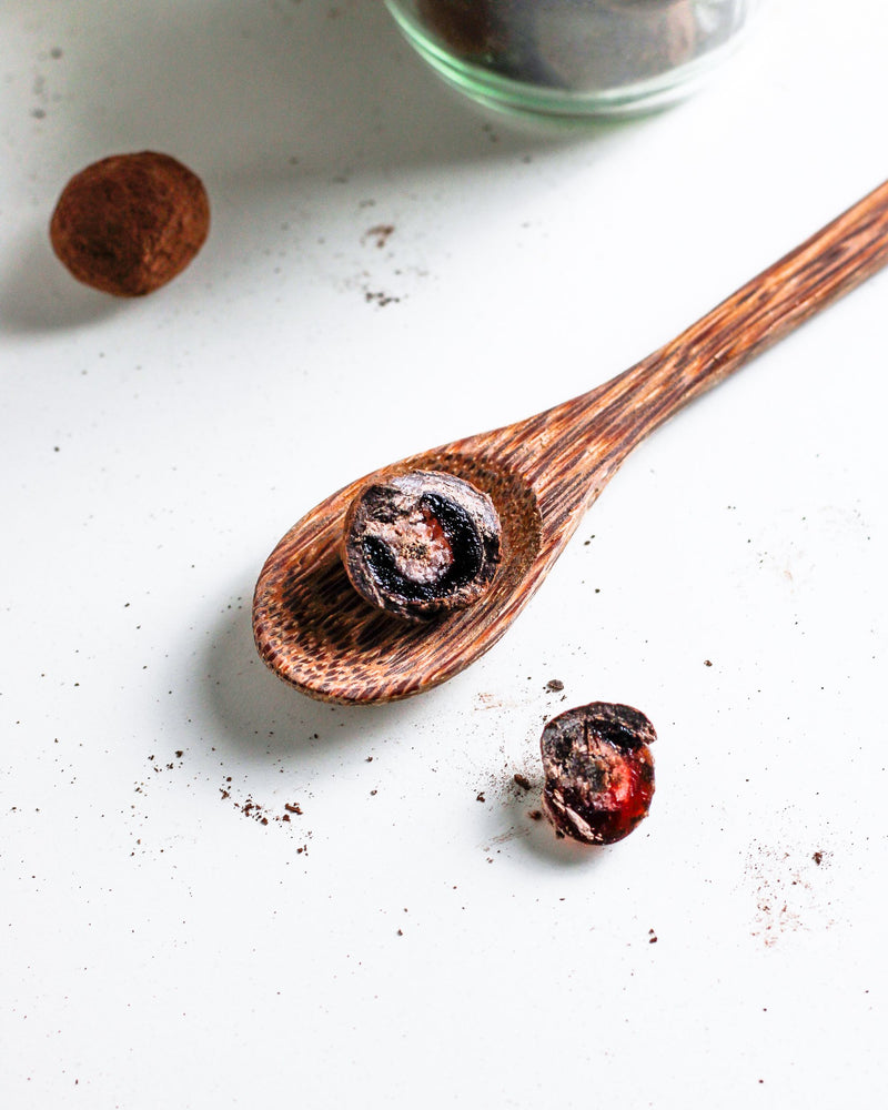 Amarene ricoperte di Cioccolato fondente fatte con amarene candite , cioccolato e cacao per ottenere dei dragées di frutta secca golosissimi