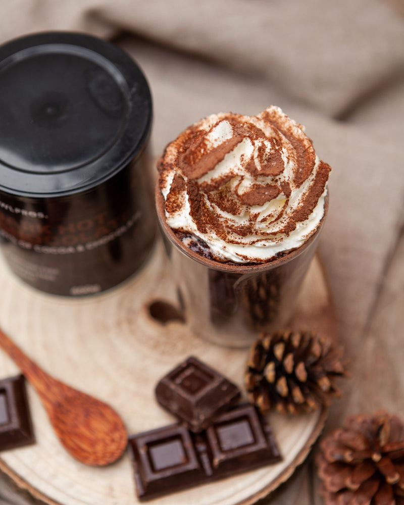 La cioccolata calda è perfetta da mangiare quando si ha voglia di un dolce al cioccolato veloce e golosissimo