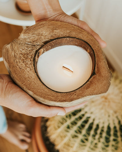 Se cerchi un regalo sostenibile il Coconut Husk Candle è perfetto per te! È una candela con cera di soia, stoppino in legno e tantissime ore di durata