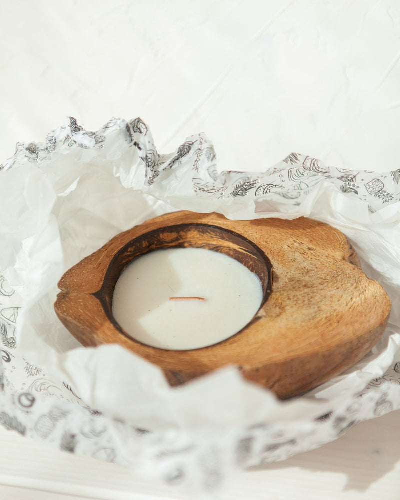 Se vuoi regalare una candela particolare il Coconut Husk fa al caso tuo. È una candela profumata all&
