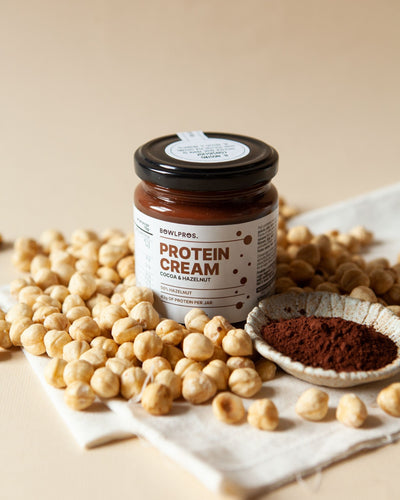 La Crema proteica cacao e nocciole è composta dal 50% di nocciole e contiene 43g di proteine per vasetto