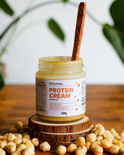 Crema proteica alle nocciole Con il 25% di contenuto proteico proveniente direttamente da Proteine del siero del latte neutre e nocciole
