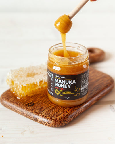 Miele di Manuka 135+ Grezzo e incontaminato. Lavorato pochissimo per assicurare che il miele sia il più fedele possibile a come è in natura. 