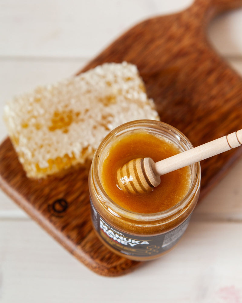 Miele di Manuka 135+ è prodotto in Nuova Zelanda e Il profumo è intenso e il sapore forte e deciso, ma sempre inconfondibilmente dolce. 