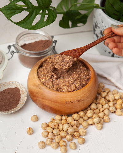 Il porridge proteico cacao e nocciole è senza zuccheri e può essere consumato come snack post allenamento o come colazione proteica