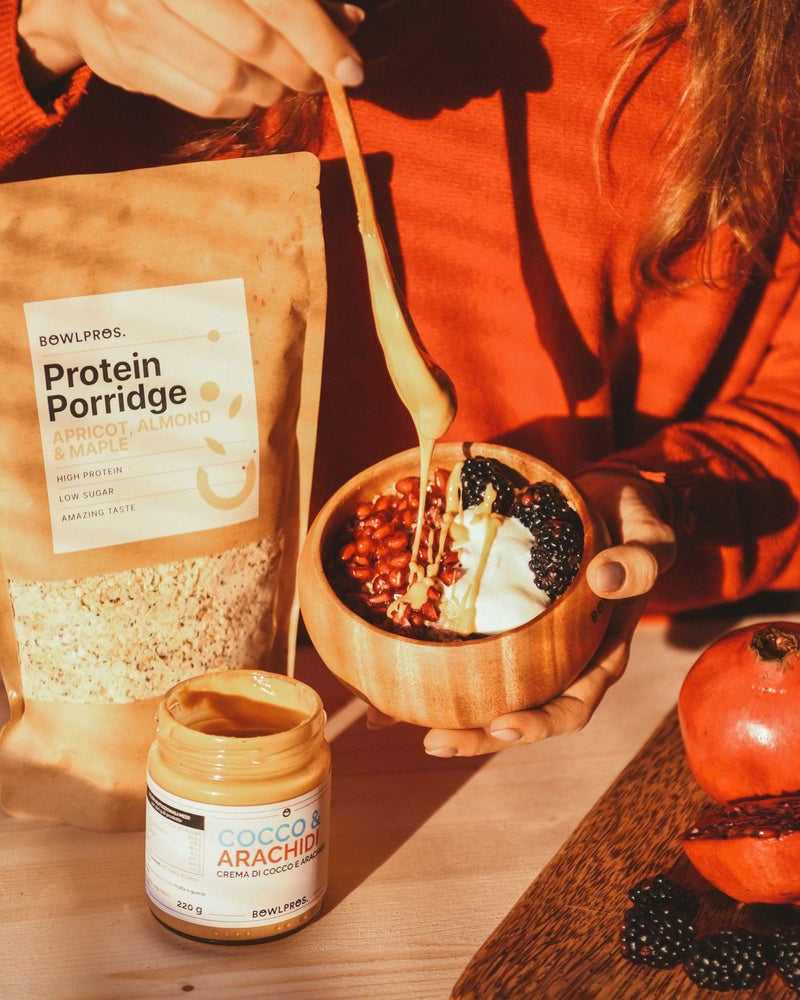 Per una colazione proteica con pochi zuccheri scegli il porridge proteico albicocche, mandorle e sciroppo d&