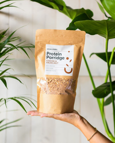 Con il Porridge proteico cacao e nocciole avrai il giusto apporto di proteine per l'allenamento e tutto il sapore dei fiocchi d'avena uniti al cacao