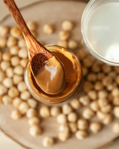 Puoi aggiungere un cucchiaio di crema nocciole e latte allo yogurt, alle tue bowl o sui tuoi tortini fit