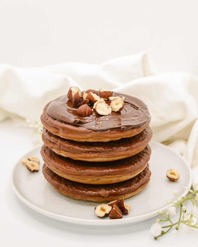 Pancake con crema di cacao e nocciole per una colazione buona e bilanciata