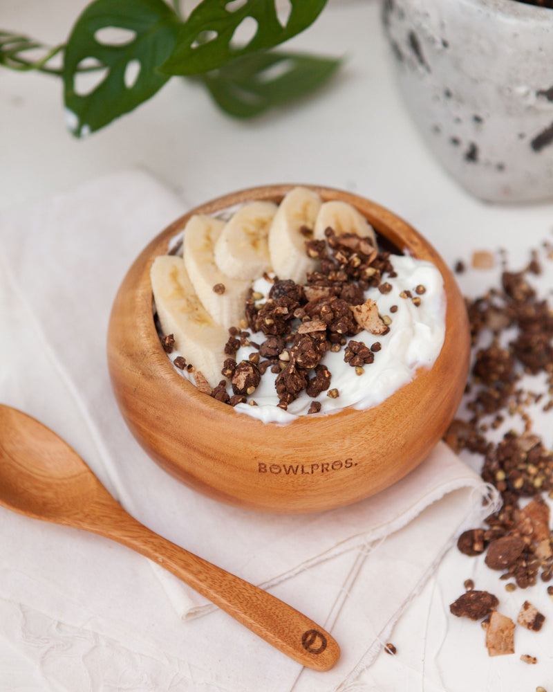 Utilizza la mahogany bowl, bowl in legno di mogano, per gustare una colazione con yogurt e cereali