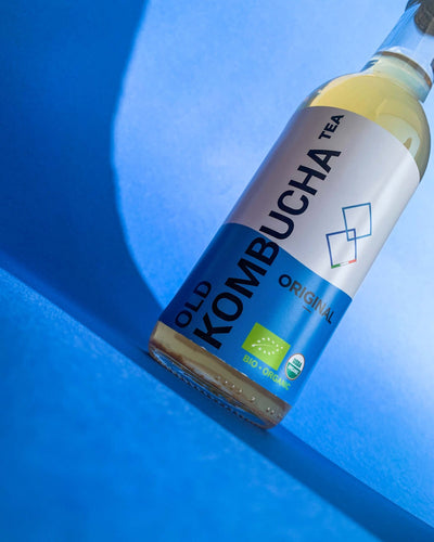 kombucha sfondo blu original